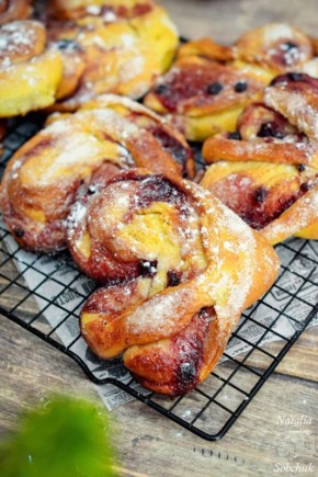 Сладкие сердечки из детства: как приготовить идеальные плюшки с черничным джемом