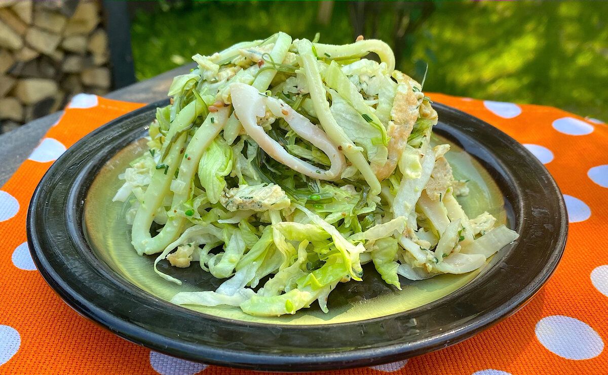 Летний салат с кальмарами: легкость без майонеза