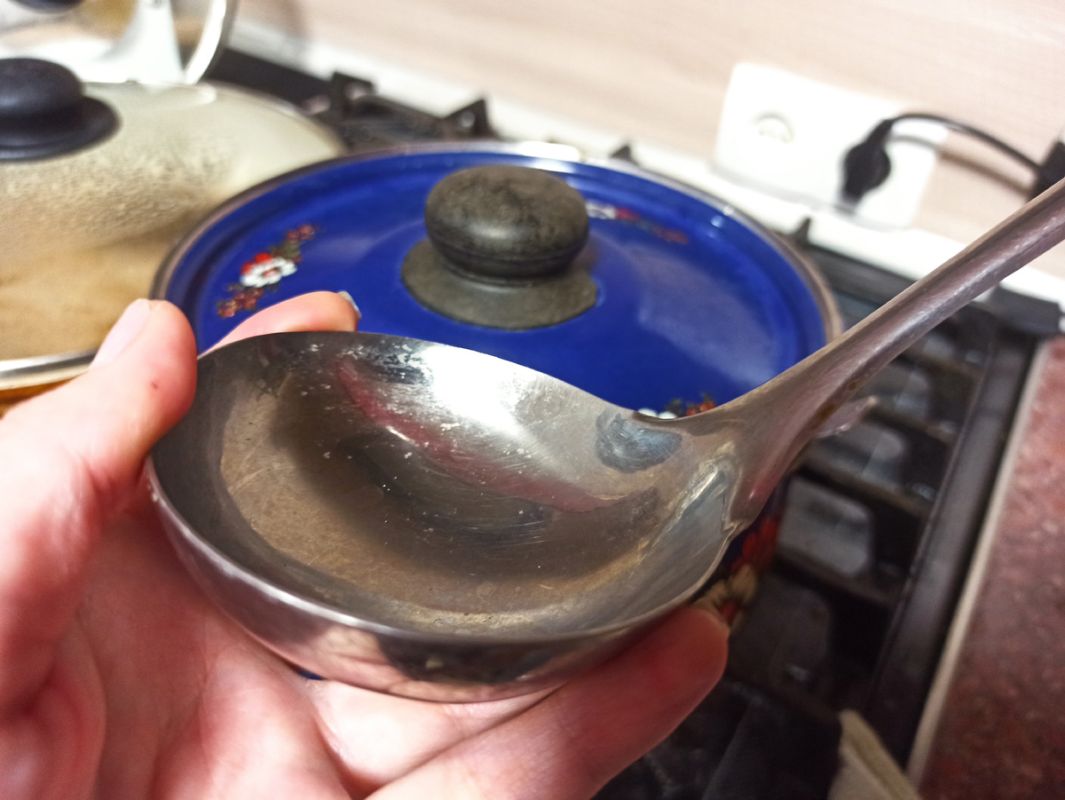 Тайна бабушкиных традиций: почему нельзя оставлять половник в кастрюле