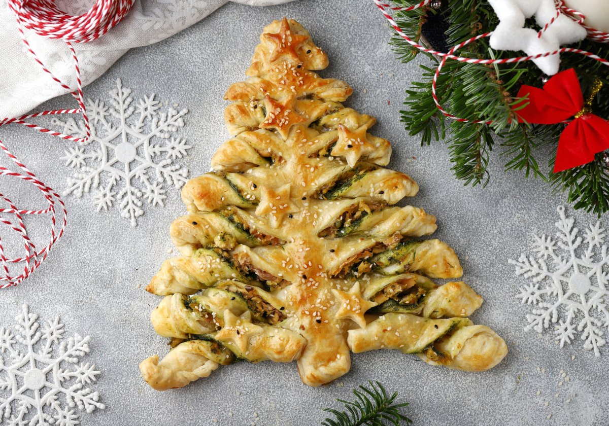 Праздничный пирог-елочка с зеленью и рыбой