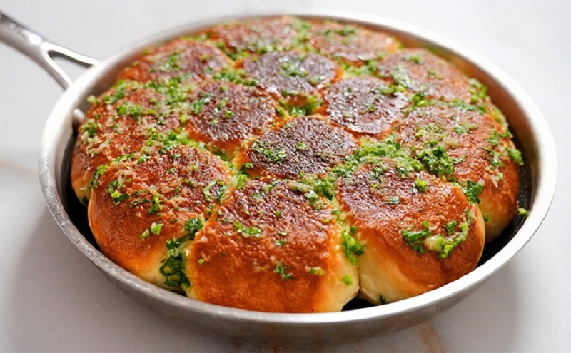 Как быстро и вкусно приготовить чесночные пампушки на сковороде