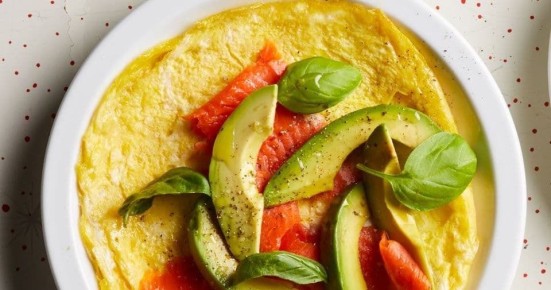 Омлет с авокадо и копченым лососем: идеальный завтрак для вашей памяти