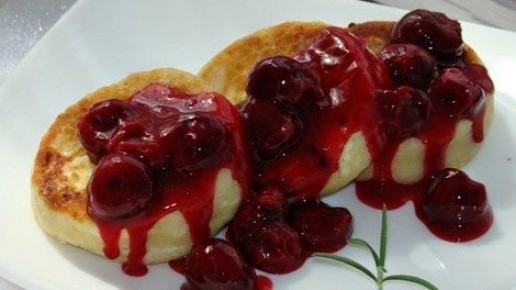 Нежные сырники с вишнёвым соусом: утро с ароматом домашнего счастья