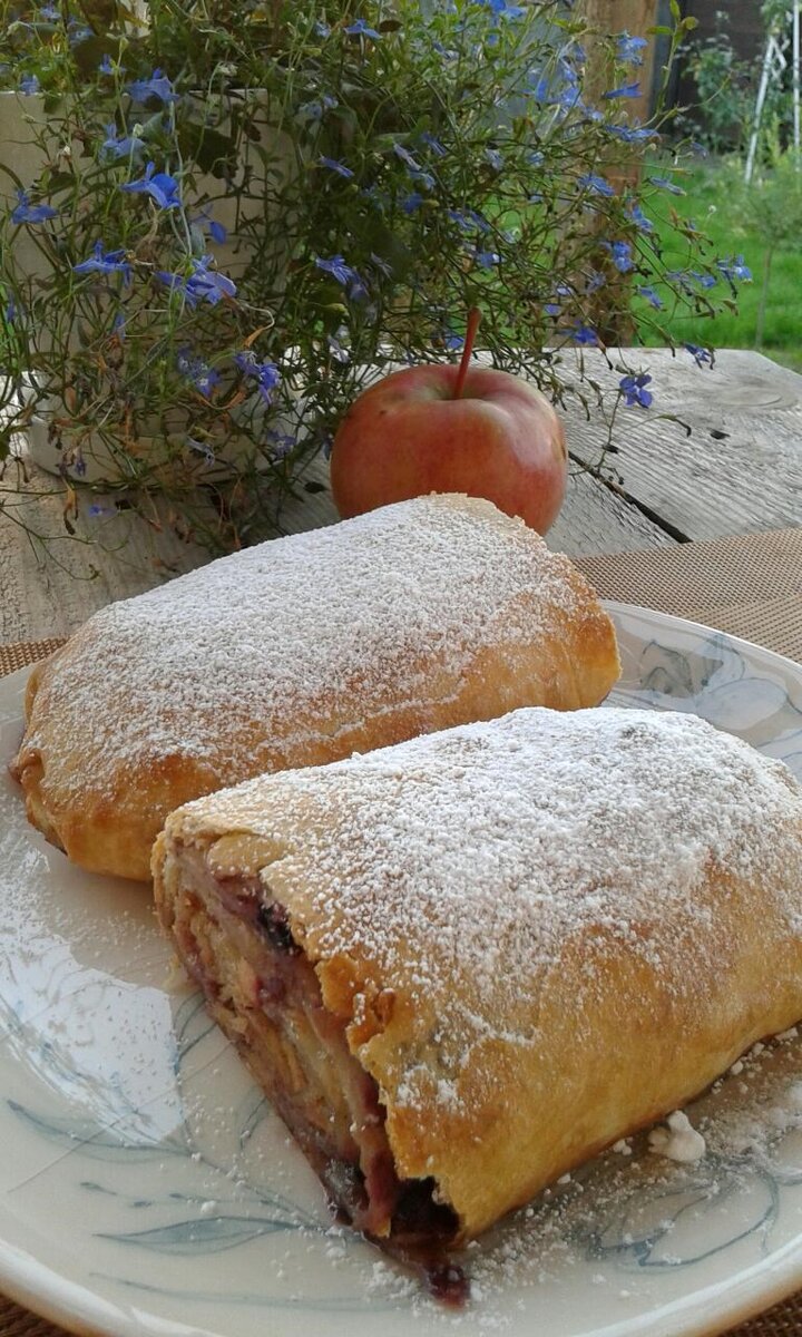 Сладкий штрудель с яблоками и корицей