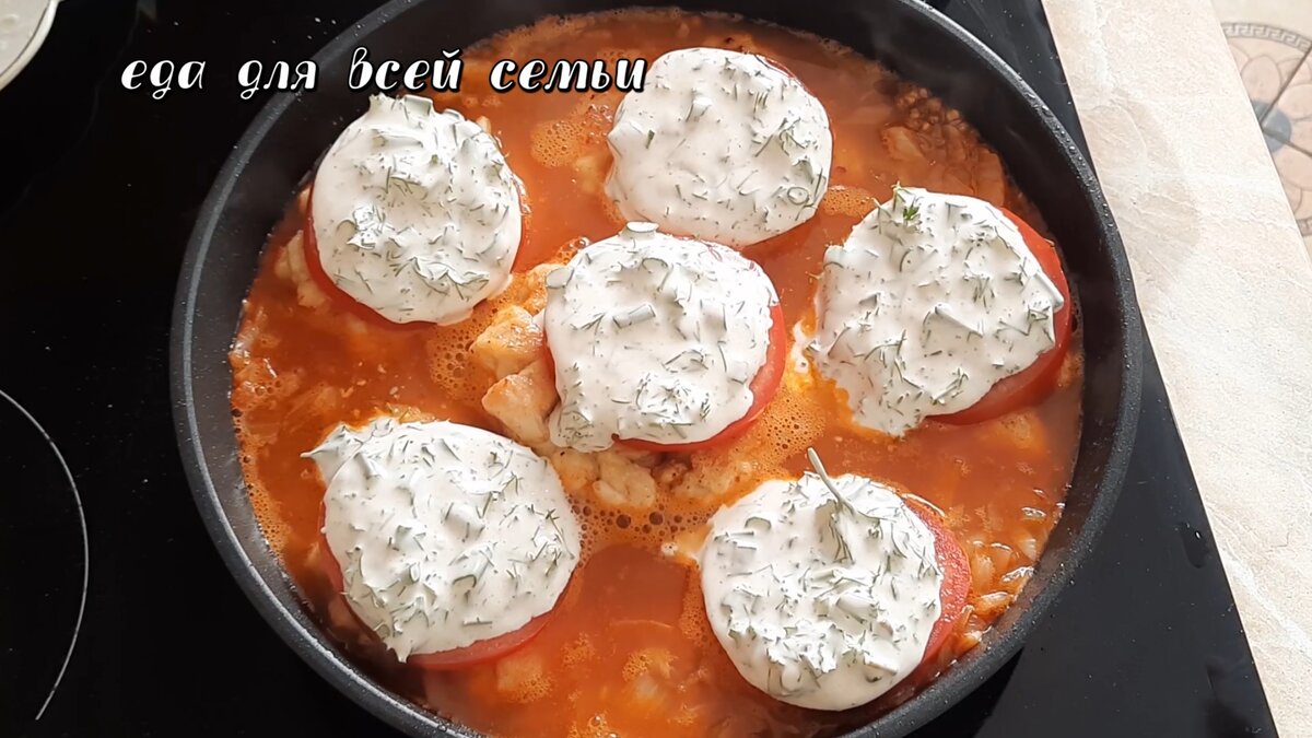 Вкусный ужин в одной сковороде: куриные котлеты с гречкой и овощами