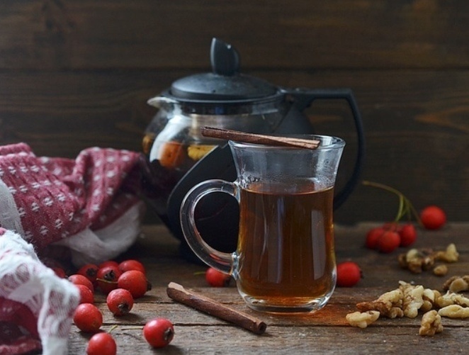 Ароматный чай с шиповником и грецкими орехами для осенних вечеров