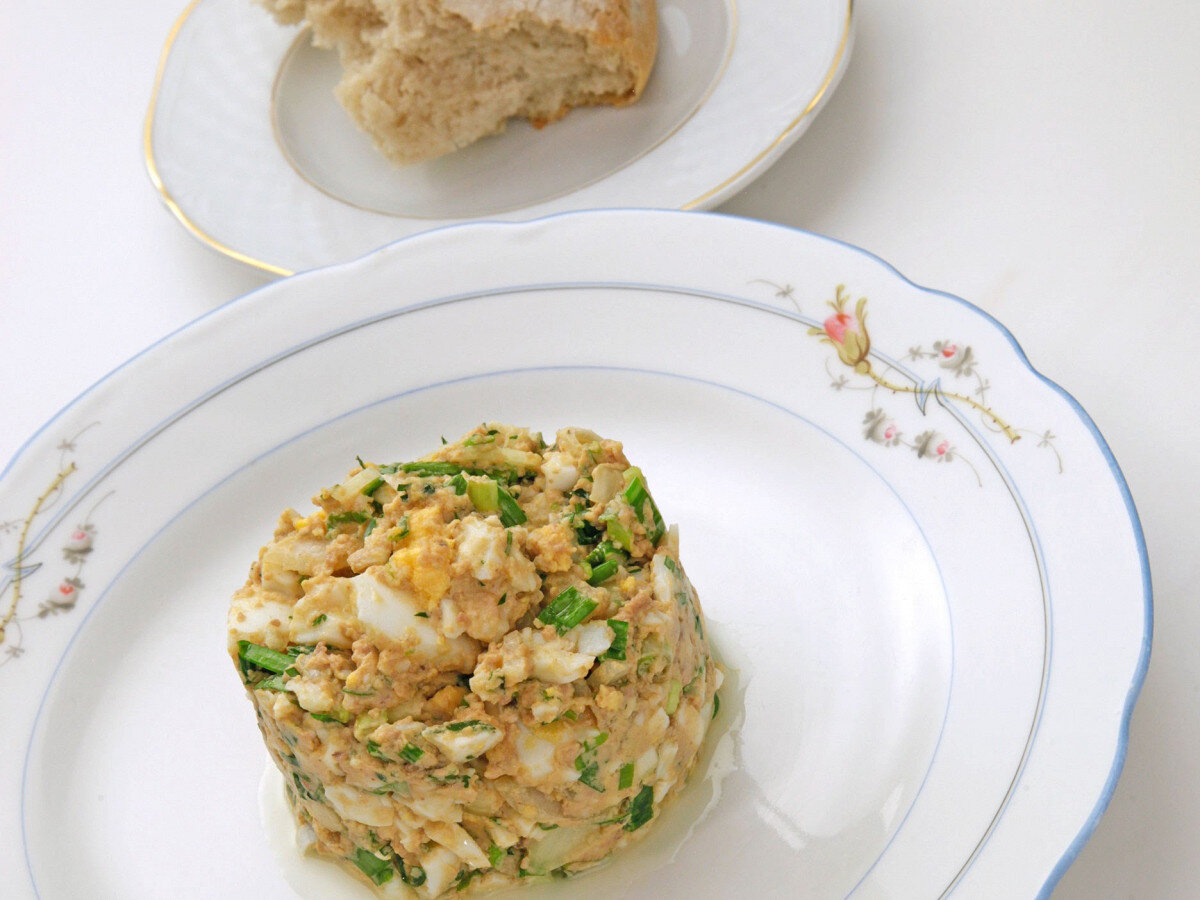 Нежный салат из печени трески и яиц: простой и вкусный рецепт