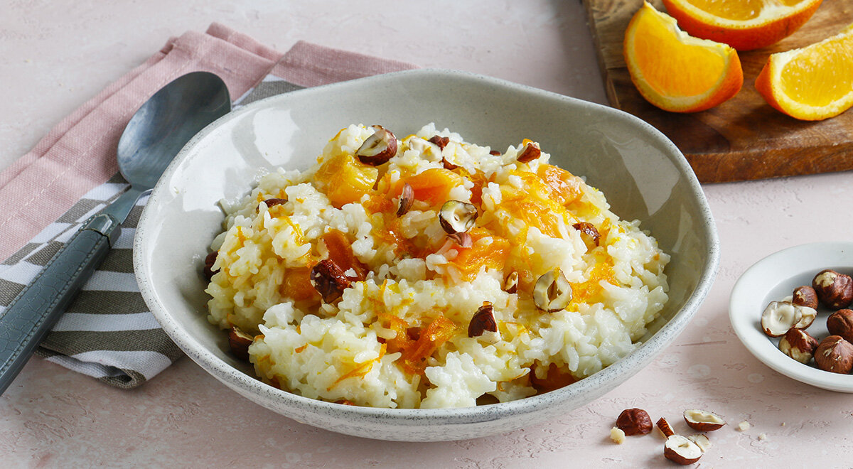 Снабдите свой завтрак яркими вкусами: рисовая каша с курагой и апельсиновым соком