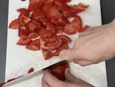 Салат с помидорами: быстрый и вкусный рецепт с интересной заправкой