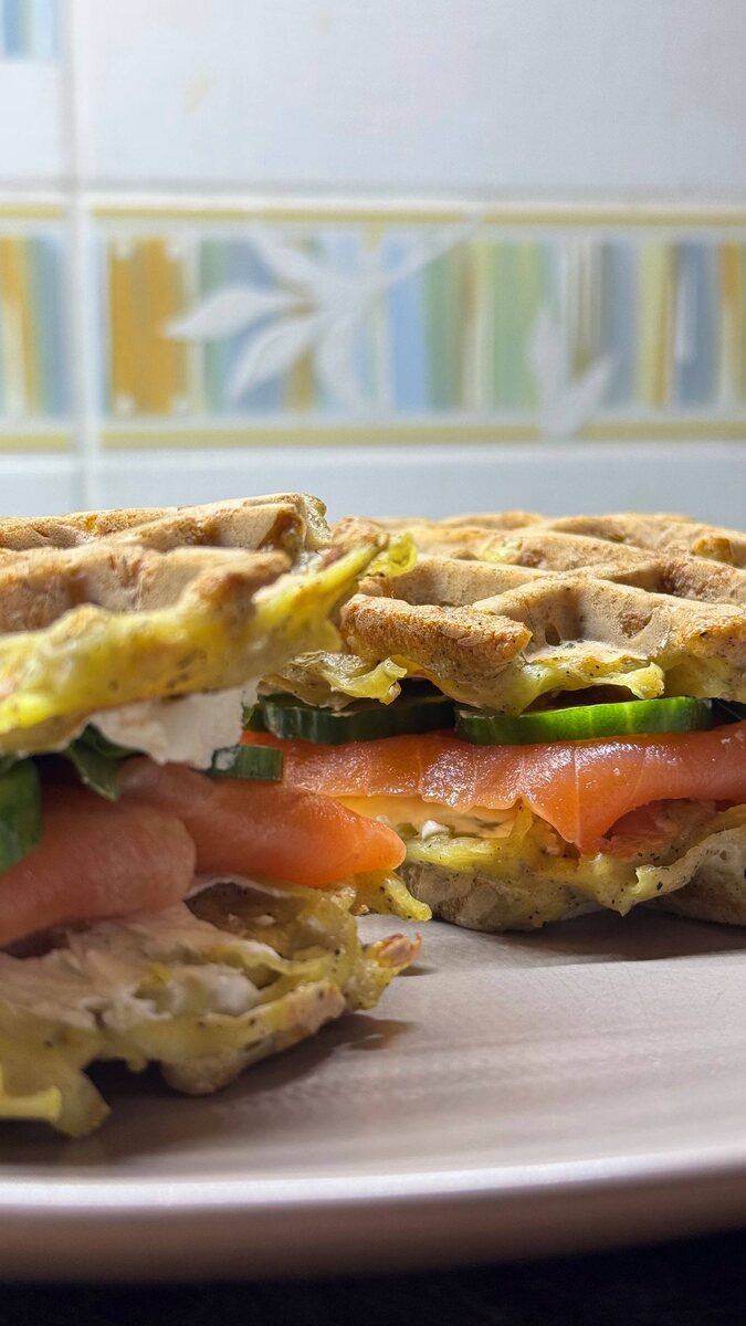 Вкусное утро: картофельный сэндвич с красной рыбой