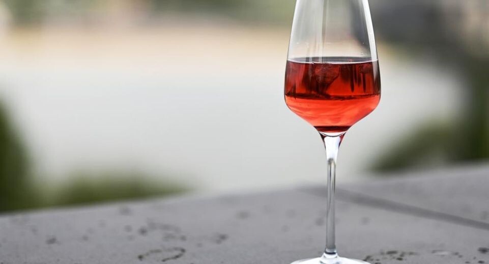 Как бокал вина за обедом помогает переваривать тяжелую пищу