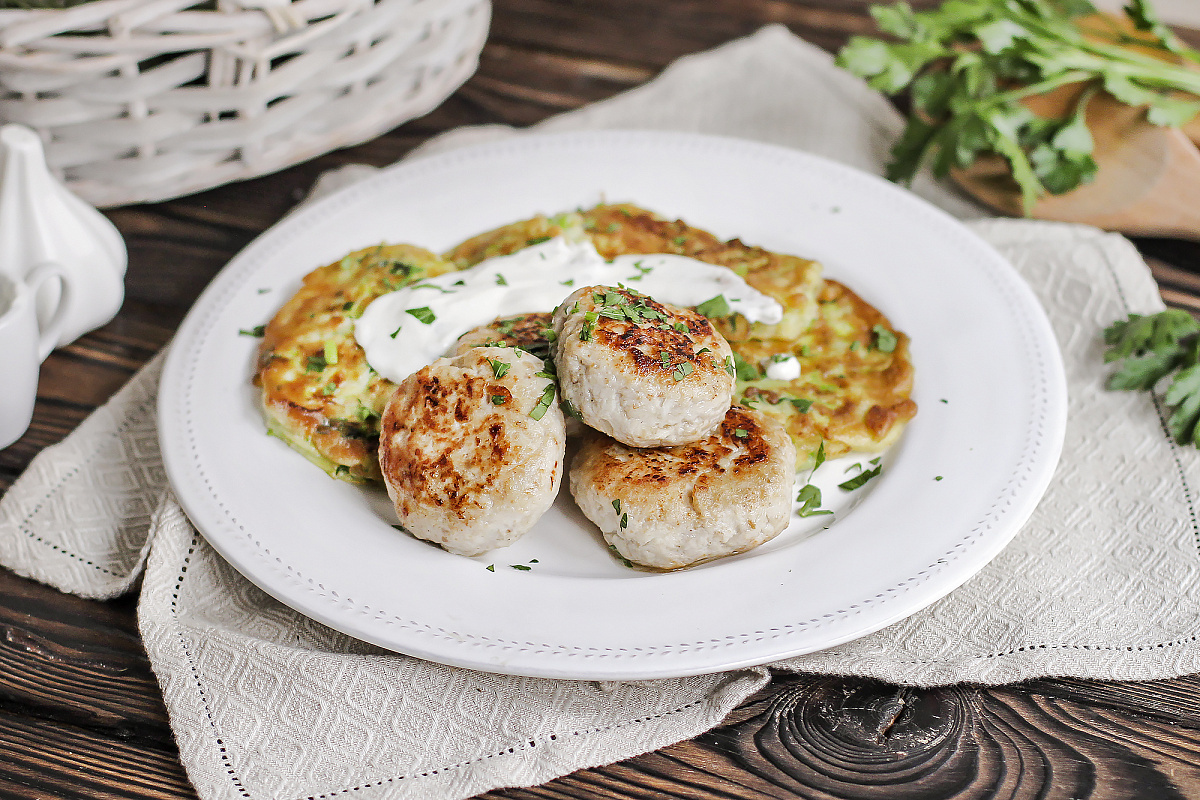 Кулинарное вдохновение: куриные котлеты с кабачками и сметаной