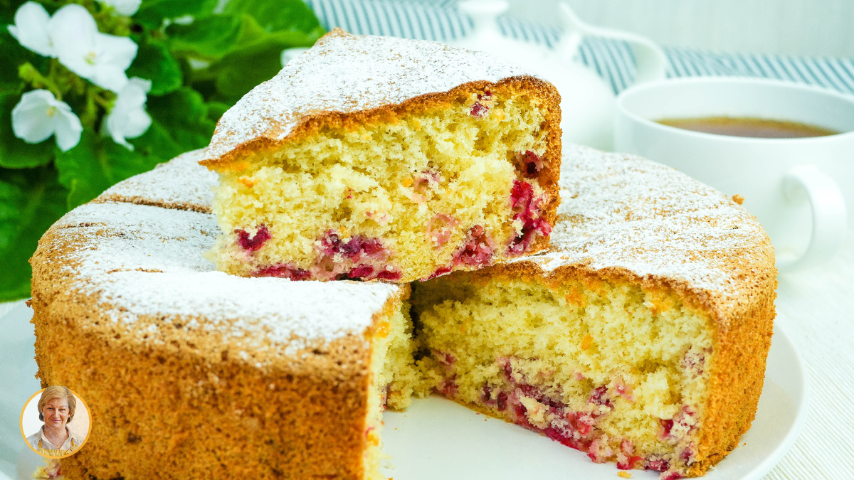 Нежная шарлотка с брусникой: простой рецепт для любого хозяина