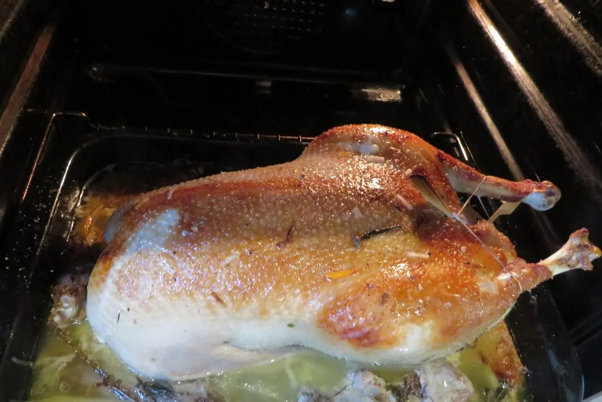 Как приготовить гуся к Рождеству: секреты сочного запекания