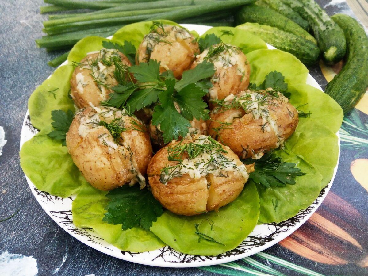 Нежный картофель, фаршированный сыром и зеленью: простой рецепт для кулинаров всех уровней