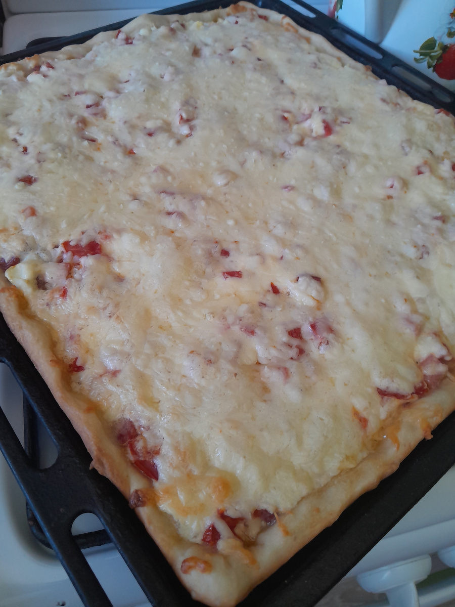 Сытная ностальгия: Пицца с яйцом и колбасой как идеальный семейный ужин