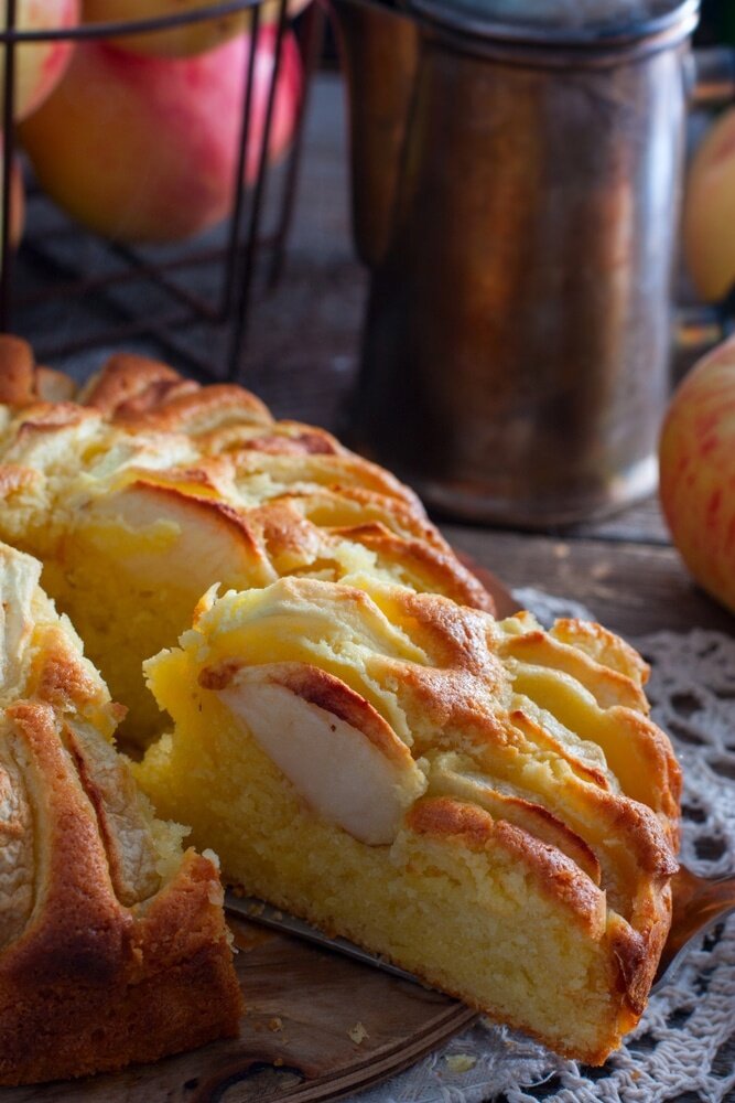 Нежный заливной яблочный пирог