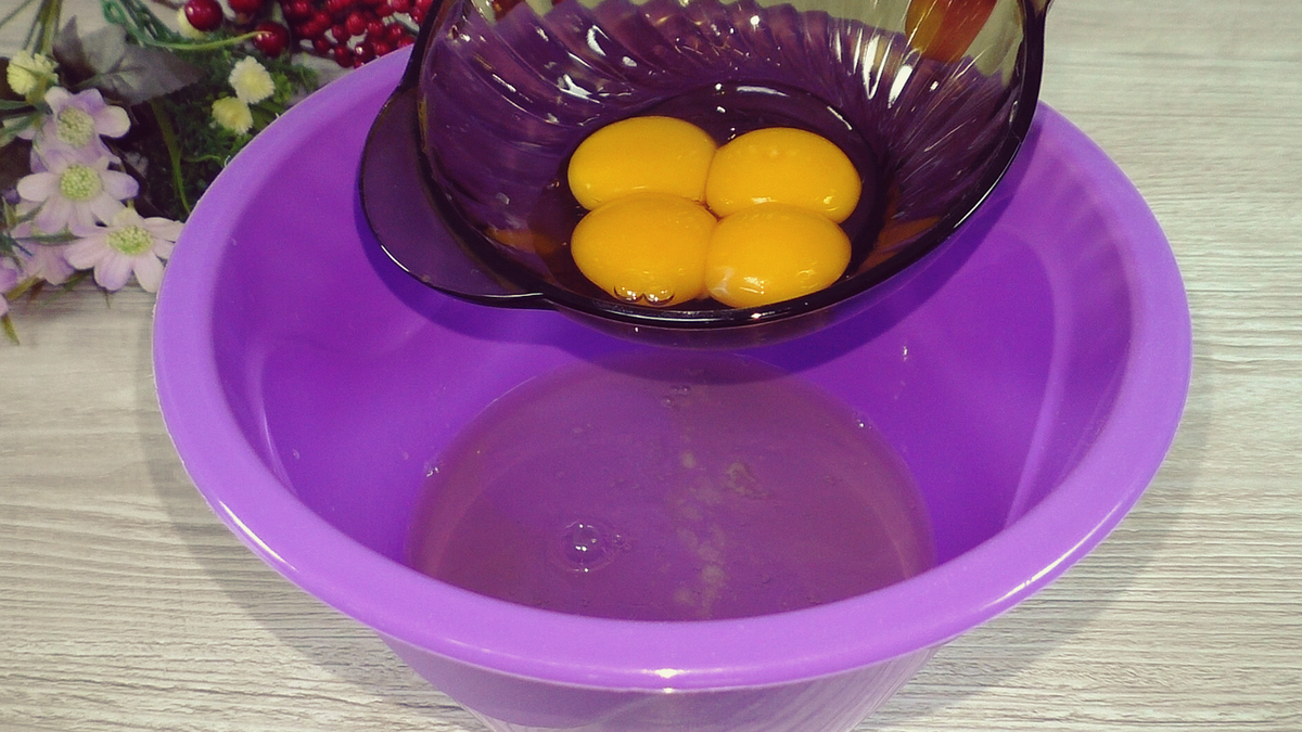 Ягодная шарлотка: легкий и вкусный пирог без масла и разрыхлителя