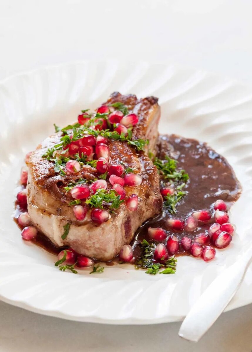 Свиные отбивные с гранатовой глазурью: идеальный ужин для особого случая