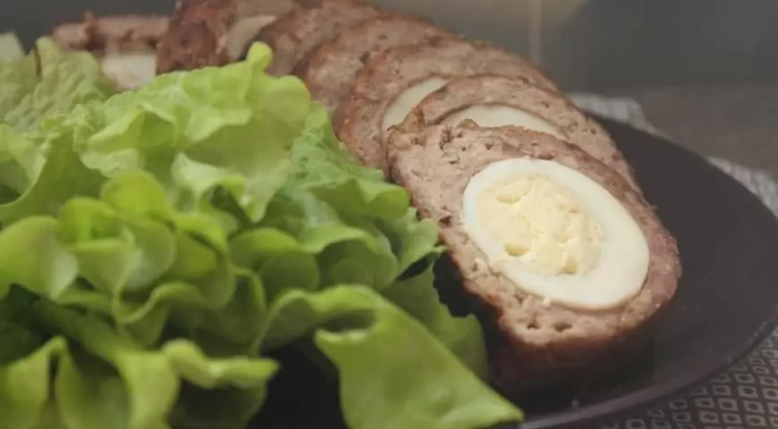 Мясной рулет с яйцом: универсальное и вкусное блюдо