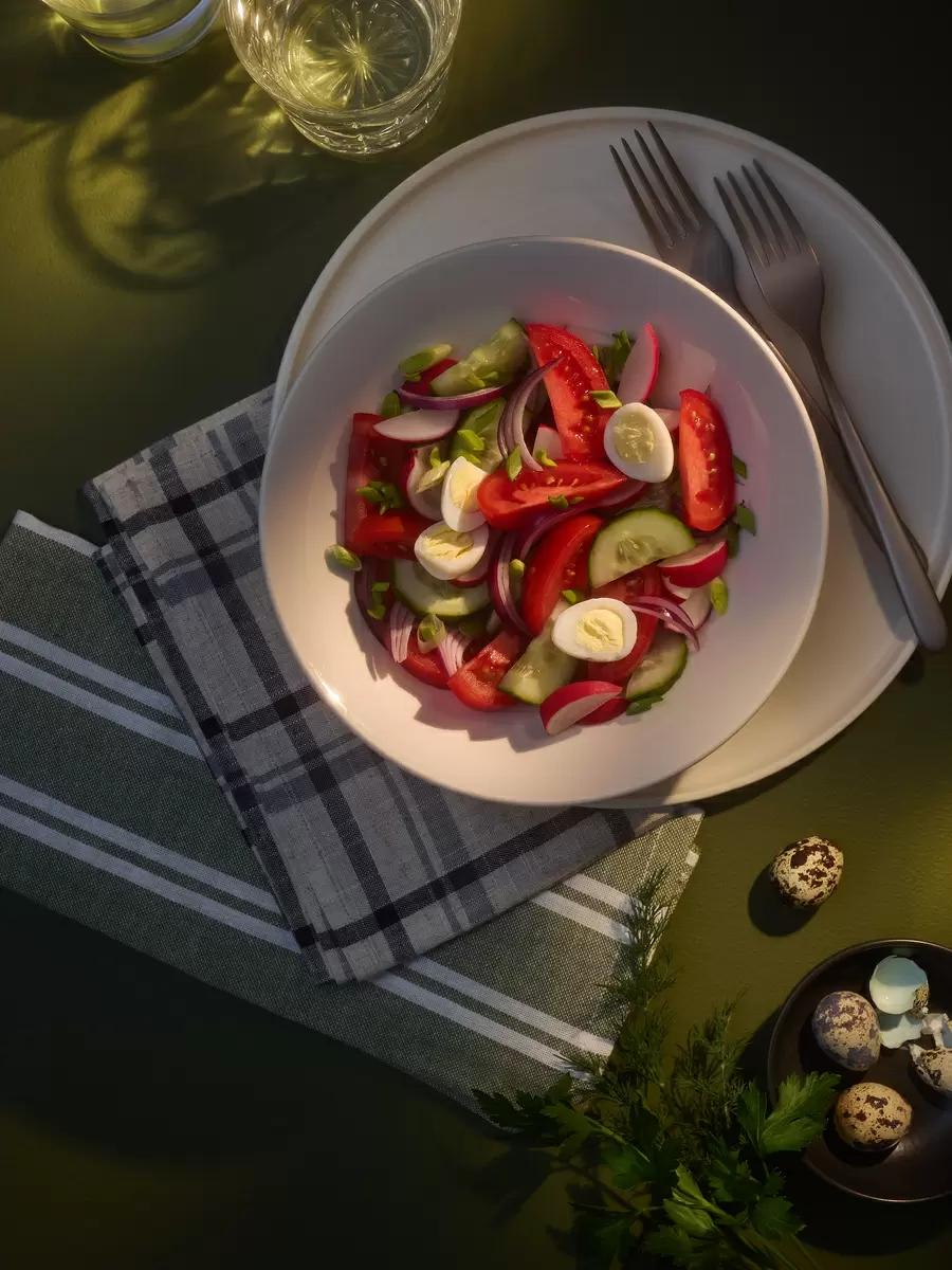 Искусство фуд-фотографии: как освещение и цвет подчеркивают красоту салата