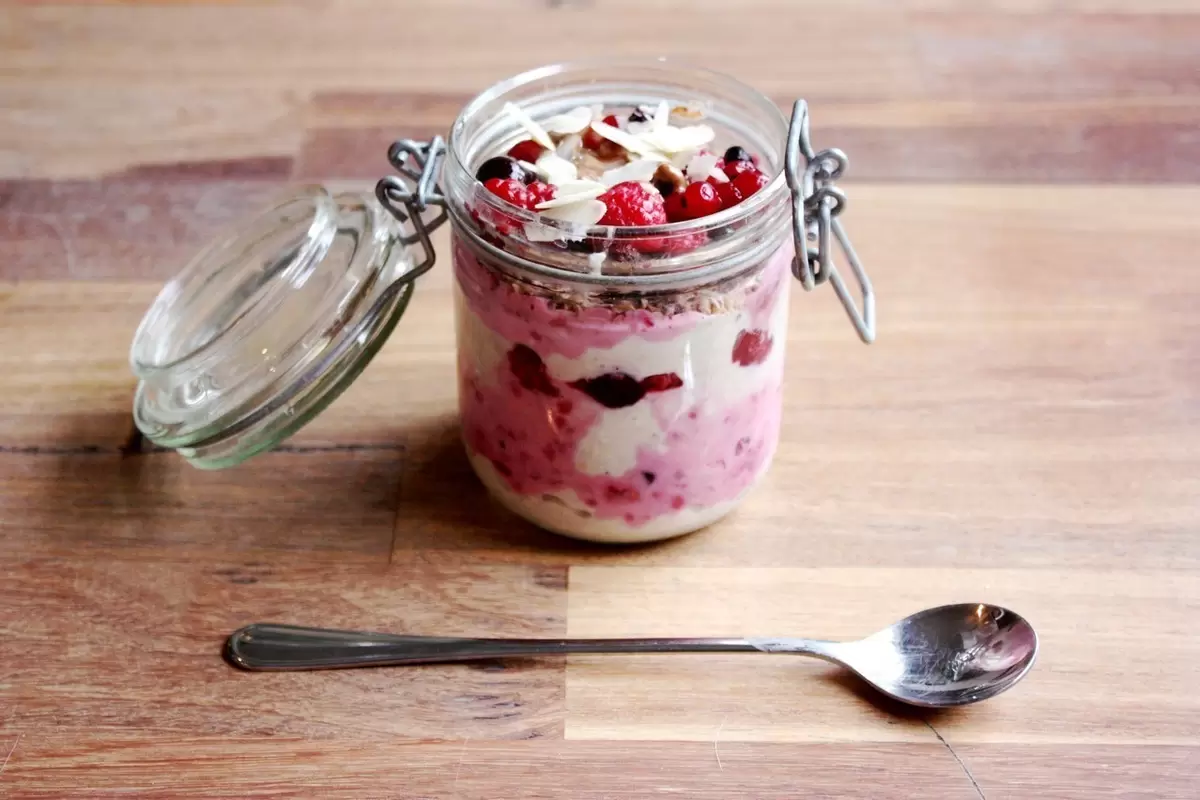 Ленивая овсянка в банке: быстро и полезно на любой вкус