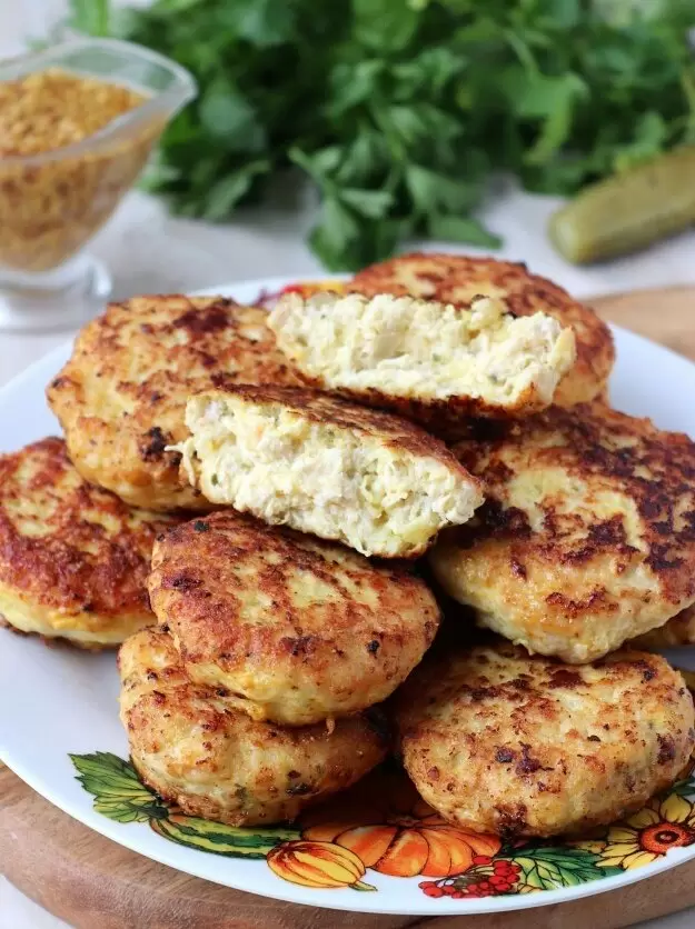 Нежные котлеты с куриным фаршем и пикантными солеными огурцами
