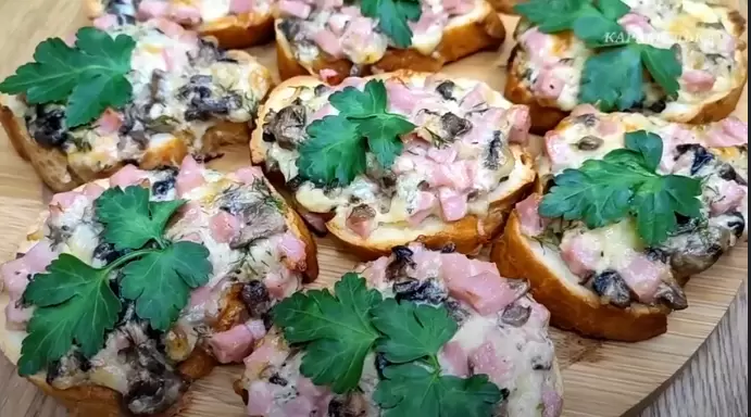 Вкусные горячие бутерброды с грибами и колбасой: простой рецепт для любых случаев