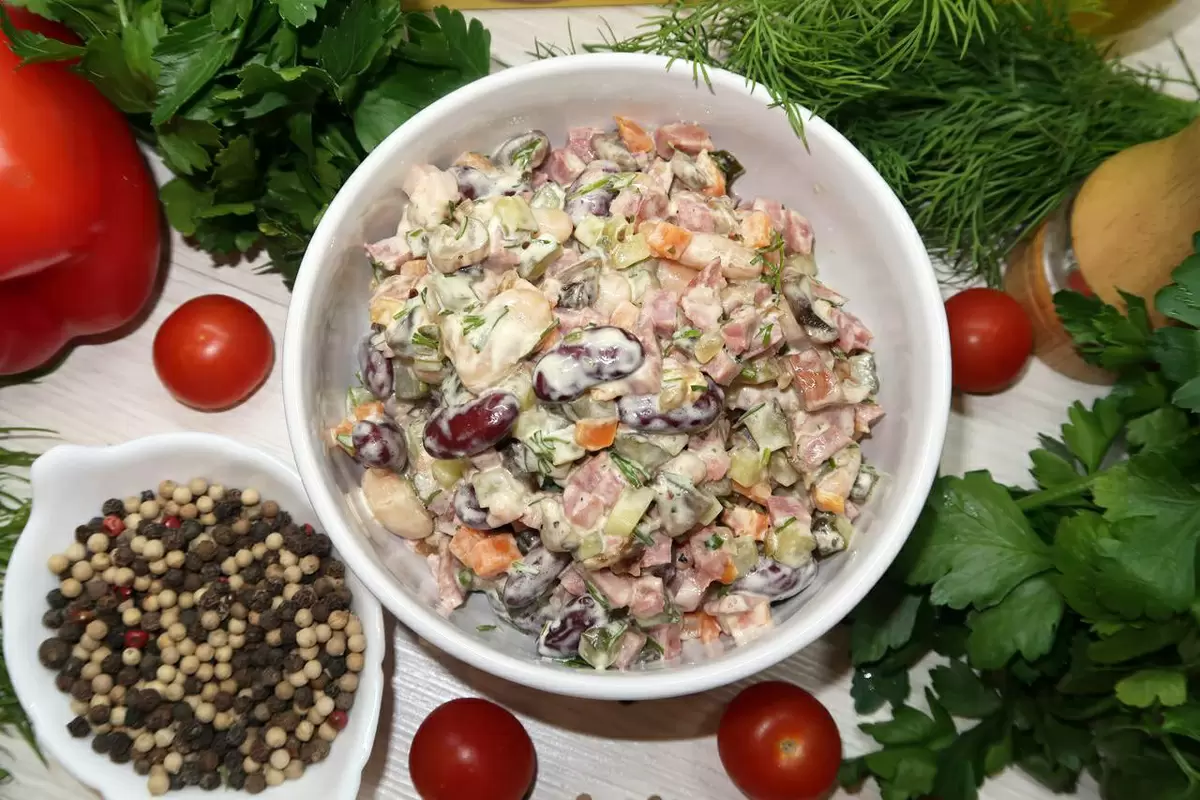 Как приготовить салат Краковский с колбасой и фасолью: быстрый рецепт