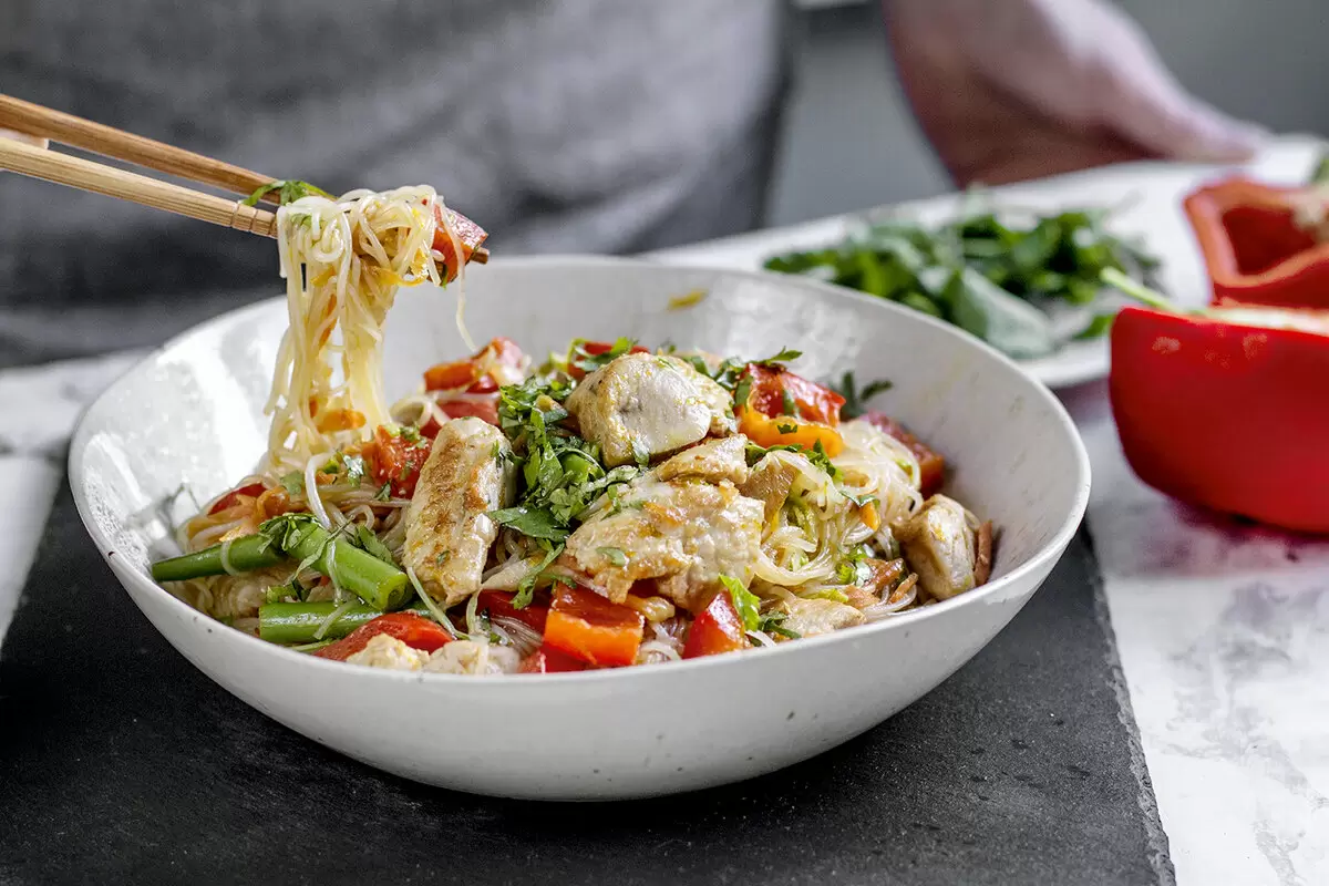 Яркий салат с индейкой и фунчозой: оригинальный взгляд на любимое блюдо