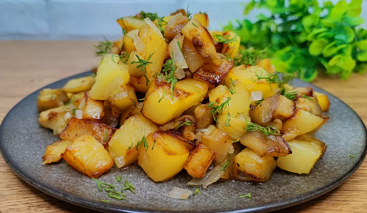 Как приготовить бюджетное и вкусное блюдо из картофеля и баклажанов