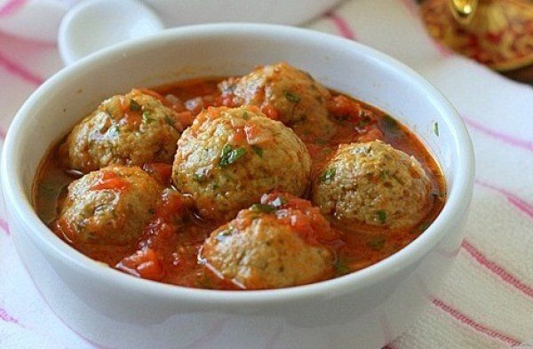 Ароматные тефтели с сыром под томатным соусом: быстро и вкусно