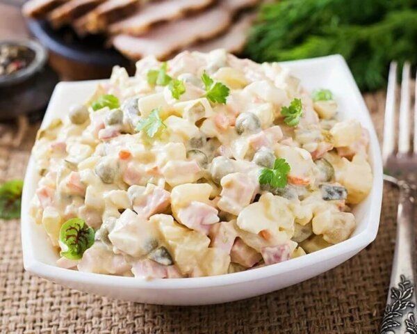 Куриный салат с копченым сыром, картошкой и зеленым горошком –?кий акцент на праздничном столе