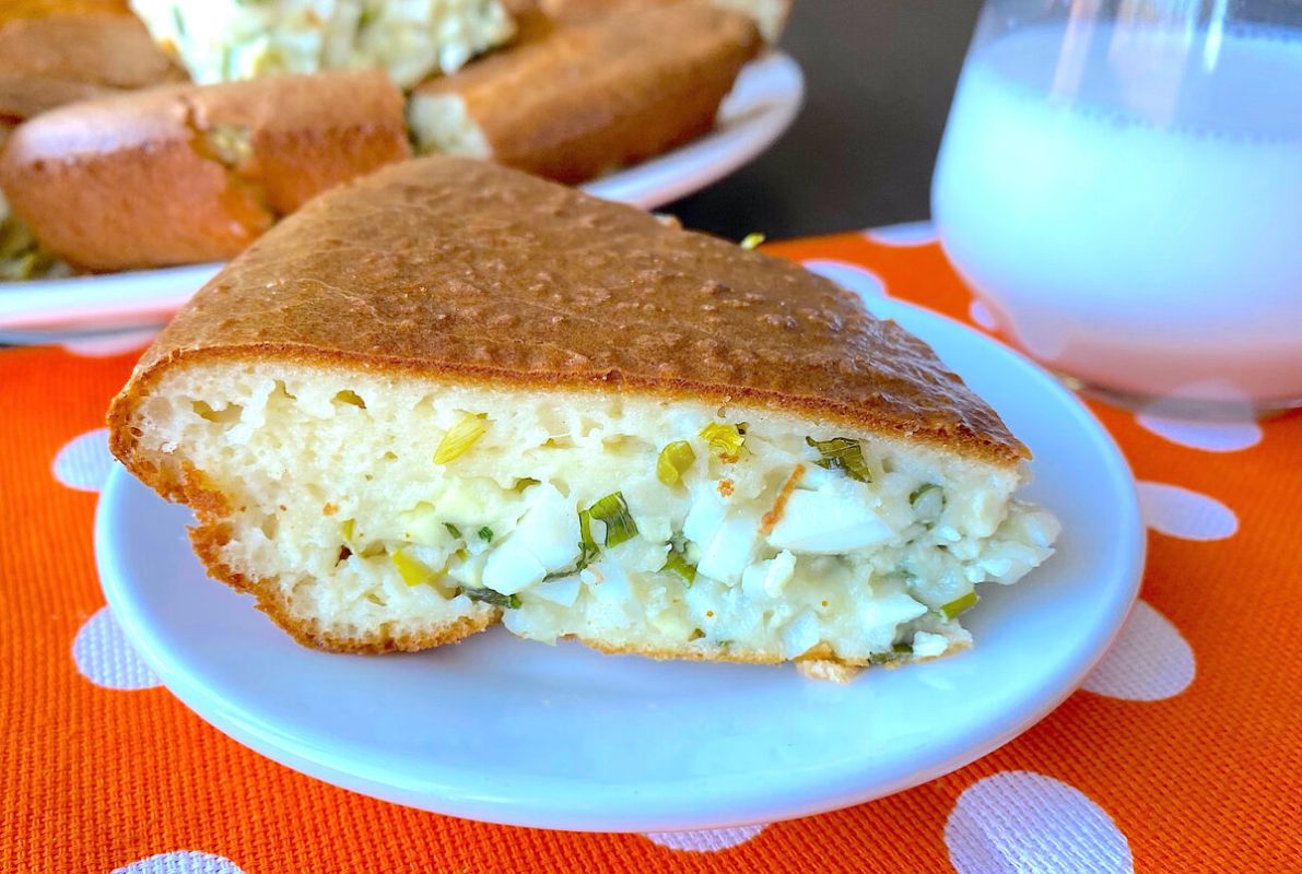 Ленивый пирог с яйцом и луком: быстро и просто
