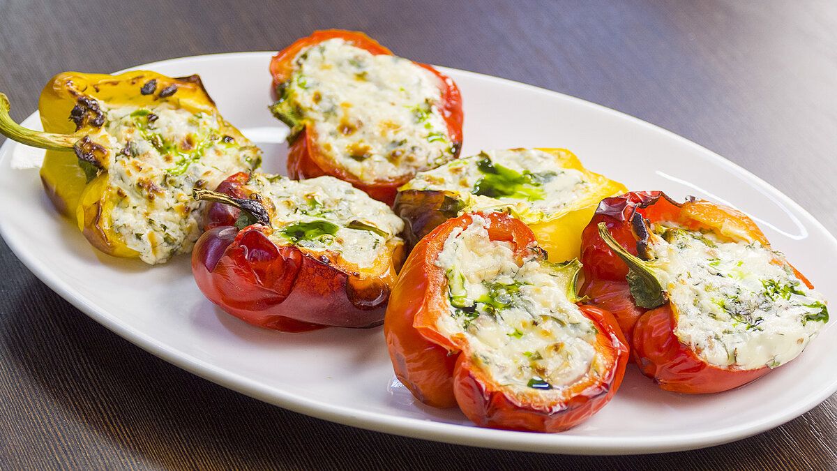 Фаршированные перцы: необычная закуска, которая покорит сердца