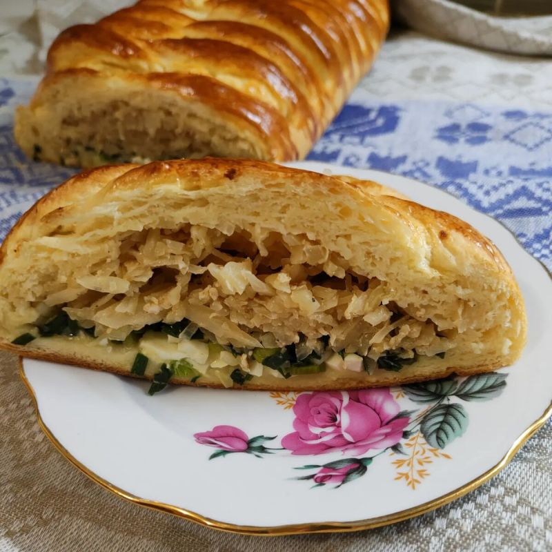 Кулебяка с капустой и яйцами: традиционный русский вкус в вашей кухне