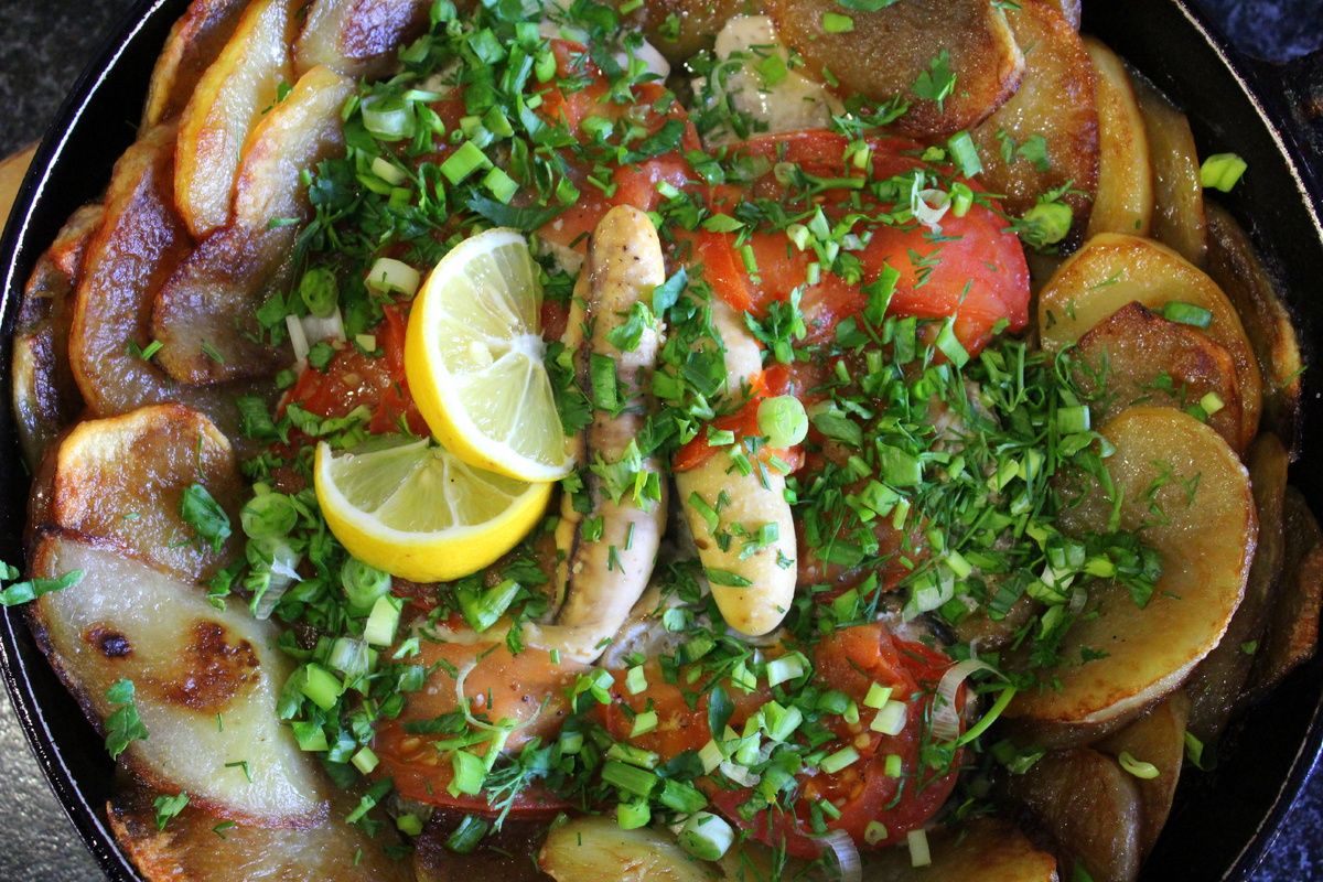 Вкусный ужин без хлопот: кефаль с картофелем и луком в духовке