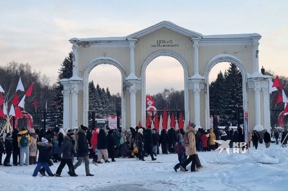 Очередь на Масленицу: Парк Маяковского привлекает тысячи гостей